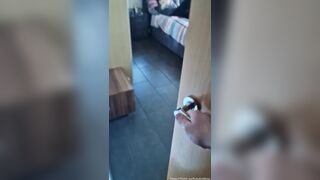 Hacer que una zorra se mee en la boca