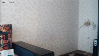 18 Jahre altes Küken mit weichen Titten Größe 4 spritzt auf die Rückseite des Sofas