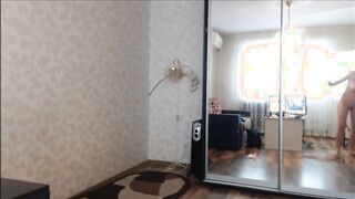 18 Jahre altes Küken mit weichen Titten Größe 4 spritzt auf die Rückseite des Sofas