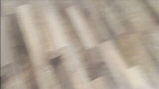 18 Jahre altes Küken mit weichen Titten Größe 4 spritzt auf die Rückseite des Sofas