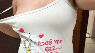 Latina a les seins nus et s'apprête à montrer sa chatte