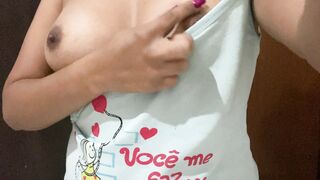 Latina a les seins nus et s'apprête à montrer sa chatte