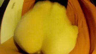 L'uomo ha il culo alla pecorina sul letto di 30 anni partner in reggiseno di pizzo, cumming sul suo culo