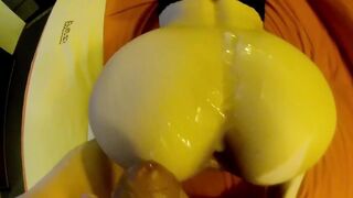 L'uomo ha il culo alla pecorina sul letto di 30 anni partner in reggiseno di pizzo, cumming sul suo culo