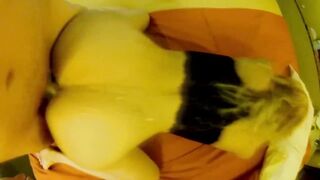 L'uomo ha il culo alla pecorina sul letto di 30 anni partner in reggiseno di pizzo, cumming sul suo culo