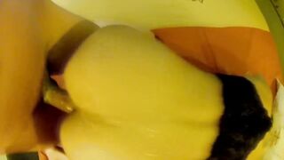 L'uomo ha il culo alla pecorina sul letto di 30 anni partner in reggiseno di pizzo, cumming sul suo culo