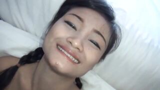 Une asiatique avec des nattes reçoit du sperme dans la bouche