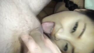 Une asiatique avec des nattes reçoit du sperme dans la bouche