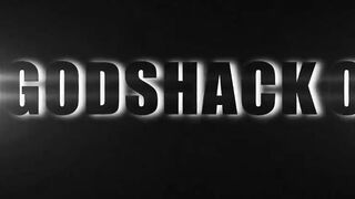 Six hommes donnent à Croc et baise Hard sur le canapé vingt ans cutie avec des tatouages, puis pisser sur elle