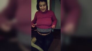 Il ragazzo fa Cunnilingus e scopa durante lo streaming una ragazza latina con tette naturali e piercing all'ombelico