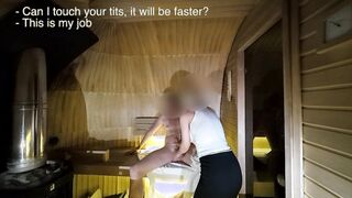 El administrador de la sauna vio a un hombre masturbándose en la sala de vapor con una cámara oculta y monta su pene