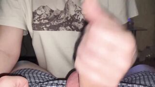 Ragazza in t-shirt bianca succhia il cazzo di un amante in mutande che la spara alla telecamera con un primo piano