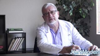 Grosse infirmière avec des tatouages et des yeux bleus baise un patient non rasé et se fait éjaculer sur le visage