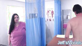 Grosse infirmière avec des tatouages et des yeux bleus baise un patient non rasé et se fait éjaculer sur le visage