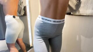 Giovane ragazza con tette di silicone cambia in cabina seuksual abiti di fronte a masturbarsi fidanzato e ottiene sperma in mutandine