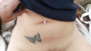 Morena Latina con pubis sin afeitar intercambia mamadas con un chica en el parque de la ciudad