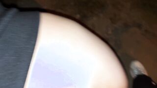 Petit ami baise par derrière à l'arrêt de bus de 30 ans brune