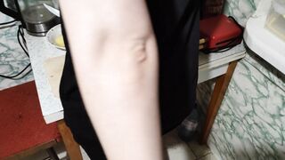 Cutie russe avec une frange et en robe noire sur le corps nu fait une fellation et baise avec un mec dans la cuisine