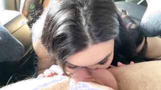 Vollbusige Dame in Dessous macht einen Anilingus, einen tiefen Blowjob und wird von ihrem Partner im Autosalon gefickt