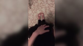Jeune brune avec des seins naturels fait une fellation à genoux et se fait éjaculer sur le visage