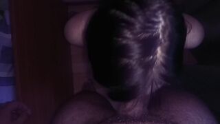 MILF russe en lingerie est assis sur le sol et suce la bite de son partenaire en la filmant sur la caméra