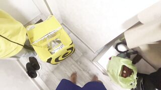 Junge Kurierin macht einen blowjob und fickt einen Mann im Flur