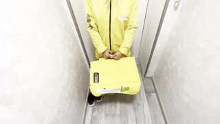 Junge Kurierin macht einen blowjob und fickt einen Mann im Flur