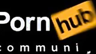 Desnudo por debajo de la correa chica tiene en la cama esbelta vecina de 18 años con el coño afeitado