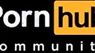 Desnudo por debajo de la correa chica tiene en la cama esbelta vecina de 18 años con el coño afeitado