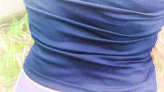 L'homme a une prostituée rustique dans un bâtiment détruit avec des leggings dégonflés et un cul appétissant