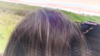 L'homme a une prostituée rustique dans un bâtiment détruit avec des leggings dégonflés et un cul appétissant