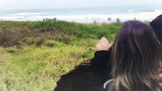 L'homme a une prostituée rustique dans un bâtiment détruit avec des leggings dégonflés et un cul appétissant