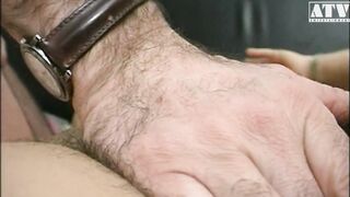 Der haarige Mann streichelt mit den Fingern die unrasierte Muschi seiner Herrin, während er ihr einen Fang gibt und in den Mund spritzt