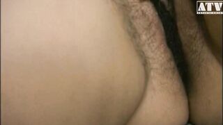 Der haarige Mann streichelt mit den Fingern die unrasierte Muschi seiner Herrin, während er ihr einen Fang gibt und in den Mund spritzt