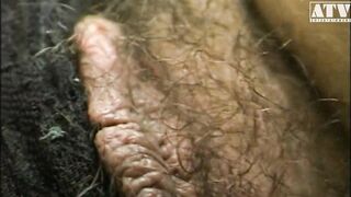 Der haarige Mann streichelt mit den Fingern die unrasierte Muschi seiner Herrin, während er ihr einen Fang gibt und in den Mund spritzt