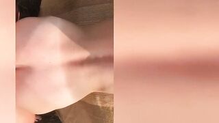 Joven rubia en un sujetador hace una mamada profunda y folla en el Sofá de la calle con un compañero que la dispara en el Teléfono inteligente