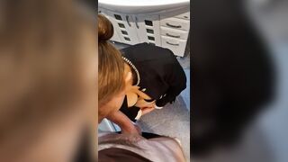 Junge Sekretärin Grustina Nectaria macht einen Blowjob und wird von einem Mitbewohner in der Toilette gefickt