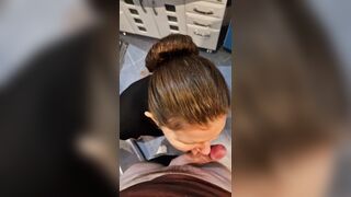 Junge Sekretärin Grustina Nectaria macht einen Blowjob und wird von einem Mitbewohner in der Toilette gefickt