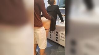 Junge Sekretärin Grustina Nectaria macht einen Blowjob und wird von einem Mitbewohner in der Toilette gefickt