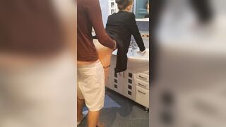 Junge Sekretärin Grustina Nectaria macht einen Blowjob und wird von einem Mitbewohner in der Toilette gefickt