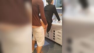 Junge Sekretärin Grustina Nectaria macht einen Blowjob und wird von einem Mitbewohner in der Toilette gefickt