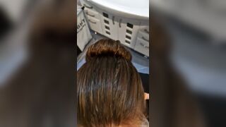 Junge Sekretärin Grustina Nectaria macht einen Blowjob und wird von einem Mitbewohner in der Toilette gefickt