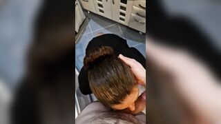 Junge Sekretärin Grustina Nectaria macht einen Blowjob und wird von einem Mitbewohner in der Toilette gefickt