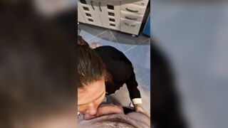 Junge Sekretärin Grustina Nectaria macht einen Blowjob und wird von einem Mitbewohner in der Toilette gefickt