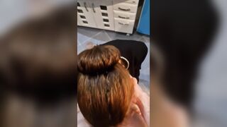 Junge Sekretärin Grustina Nectaria macht einen Blowjob und wird von einem Mitbewohner in der Toilette gefickt