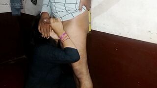 40ka jährige Brünette in einem Kleid mit nacktem Körper findet sich im Eingangsbereich des wankenden Nachbarn, macht einen Blowjob und fickt ihn stehend und in Pose doggie style