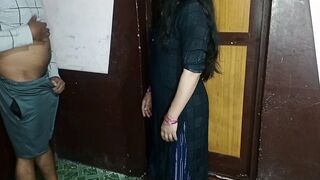 40ka jährige Brünette in einem Kleid mit nacktem Körper findet sich im Eingangsbereich des wankenden Nachbarn, macht einen Blowjob und fickt ihn stehend und in Pose doggie style