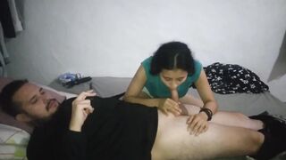 Une jeune indienne aux cheveux longs et en culotte fait une fellation et chevauche le pénis d'un homme lors d'une webcam