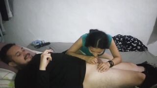 Une jeune indienne aux cheveux longs et en culotte fait une fellation et chevauche le pénis d'un homme lors d'une webcam